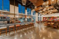 Un restaurante con mesas y sillas y un bar. en Wink Hotel Tuy Hoa Beach, Unscripted by Hyatt, en Tuy Hoa