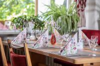 een tafel met wijnglazen erop bij Hotel Sonnentau in Fladungen