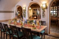 een lange tafel in een kamer met stoelen en bloemen bij Hotel Sonnentau in Fladungen