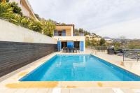 Bazén v ubytovaní Spacieuse Villa Niçoise au calme avec piscine alebo v jeho blízkosti