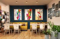 旧扎戈拉Antique Forum Hotel "Self Check-in" Stara Zagora的餐厅里有一张桌子和几把椅子