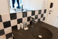 Ein Badezimmer in der Unterkunft Amsterdam Rembrandt Square city center Hotel