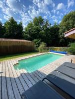 una pequeña piscina en una terraza de madera en Villa piscine privée 12 personnes, en Lacanau