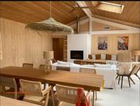 sala de estar con mesa y sillas en Villa piscine privée 12 personnes, en Lacanau