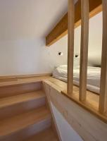 Habitación pequeña con cama y estanterías de madera en Villa piscine privée 12 personnes, en Lacanau