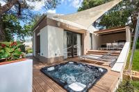 ein Whirlpool auf der Terrasse eines Hauses in der Unterkunft Villas Bellevue Plava Laguna in Poreč