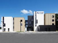 Un edificio con un cartel al costado. en Kyriad Prestige Pau – Palais des Sports, en Pau