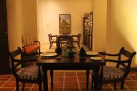 uma sala de jantar com mesa e cadeiras em Ceylo Villas em Bentota