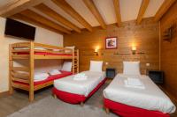 a room with two bunk beds in a cabin at Le Saint Antoine in Les Houches