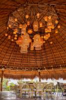 grupa żyrandoli zwisających z drewnianego sufitu w obiekcie GUAJIRA CASA DEL MAR w mieście Ríohacha