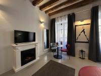Televízia a/alebo spoločenská miestnosť v ubytovaní C&O Savoia Deluxe Rooms