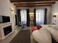 Televízia a/alebo spoločenská miestnosť v ubytovaní C&O Savoia Deluxe Rooms