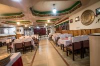 einen Speisesaal mit Tischen und Stühlen in einem Restaurant in der Unterkunft Central Hill Resort The Mall Road in Gangtok