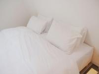 a white bed with white sheets and pillows at Magnifique cocon in Amiens