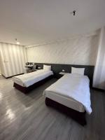 a room with two beds in a room at Tie Dao Hotel in Tainan