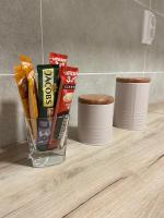 a basket of snacks and two cups on a counter at Kula Dream apartment in Kula