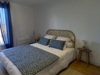 Posteľ alebo postele v izbe v ubytovaní Appartement moderne 2 chambres, 2 salles d'eau, face mer, parking, proche commerces, St Jean de Monts - FR-1-323-276