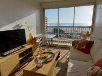 Televízia a/alebo spoločenská miestnosť v ubytovaní Appartement moderne 2 chambres, 2 salles d'eau, face mer, parking, proche commerces, St Jean de Monts - FR-1-323-276