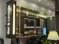 un bar en el vestíbulo de un hotel en Đông Xuyên Hotel, en Long Xuyen