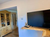 Telewizja i/lub zestaw kina domowego w obiekcie Flat with whirlpool near the Wildkogel ski area