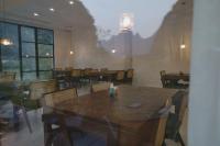 兴义Fanzhu Hotel的餐厅里有一张桌子、几把椅子和烟雾。