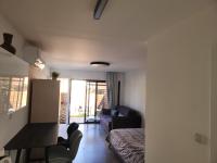 ein Schlafzimmer mit einem Bett und ein Wohnzimmer mit einem Sofa in der Unterkunft Shalom&#39;s place in Eilat