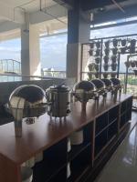 een aanrecht met een stel potten en pannen bij Daima Suites Margonda in Perhentian Pondoktjina