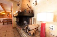sala de estar con chimenea de ladrillo y lámpara en Auberge des Montauds - Hôtel & Restaurant, en Villard-de-Lans