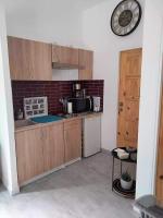 Kuchnia lub aneks kuchenny w obiekcie L'ANNEXE endroit zen et chaleureux. Jacuzzi extérieur