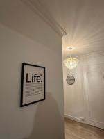 ein Bild an einer Wand in einem Raum mit Licht in der Unterkunft Appartement NEUF et cosy à Blois in Blois