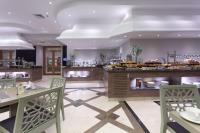 カイロにあるConcorde El Salam Cairo Hotel & Casinoの広いキッチン(食器が入ったカウンター付)