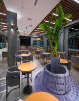 ファマグスタにあるEkor Elegance Hotelの鉢植えのレストラン