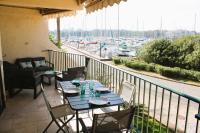 Reštaurácia alebo iné gastronomické zariadenie v ubytovaní Brigantine111 - Golfe de Saint-Tropez - Appartement climatisé avec vue sur la marina