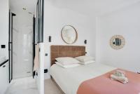 a bedroom with a large bed and a mirror at Appartement cozy 2 Beds Ranelagh in Paris