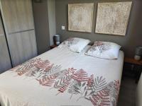 Una cama o camas en una habitaci&oacute;n de LE COSY Appartement &agrave; CASSIS avec vue exceptionnelle sur mer