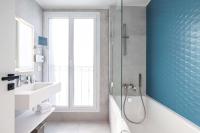 Hôtel Apollinaire Niceにあるバスルーム
