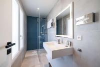 Hôtel Apollinaire Niceにあるバスルーム