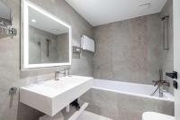 Hôtel Apollinaire Niceにあるバスルーム