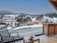 Widok na góry z tego domu w stylu alpejskim