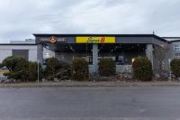 una tienda con un cartel en la parte delantera en Super 8 by Wyndham Prince George, en Prince George