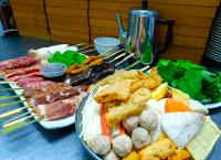 キャンプ場の敷地内または近くでの食事または食べ物