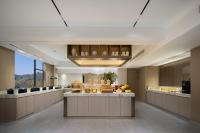 Una gran cocina con un horno de leña. en Atour Hotel Ningbo Ninghai, en Ninghai