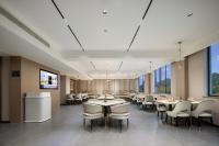 un gran comedor con mesas, sillas y ventanas en Atour Hotel Ningbo Ninghai, en Ninghai