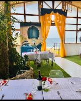 comedor con mesa y vistas al océano en Maison du Bonheur, en Dakar