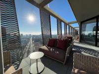 balcón con sofá y vistas a la ciudad en Tembo Barcelona, en Barcelona