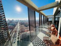 Un balcón con sillas y vista a una ciudad. en Tembo Barcelona, en Barcelona