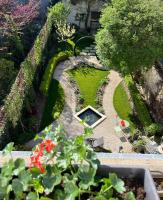an overhead view of a garden with a pond at La Demeure des Sacres - Cathédrale in Reims