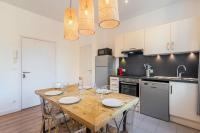 Kuchnia lub aneks kuchenny w obiekcie Modern, quiet 3-bedroom apartment with parking