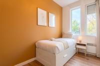Łóżko lub łóżka w pokoju w obiekcie Modern, quiet 3-bedroom apartment with parking