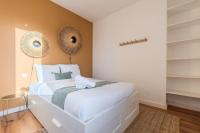 Łóżko lub łóżka w pokoju w obiekcie Modern, quiet 3-bedroom apartment with parking